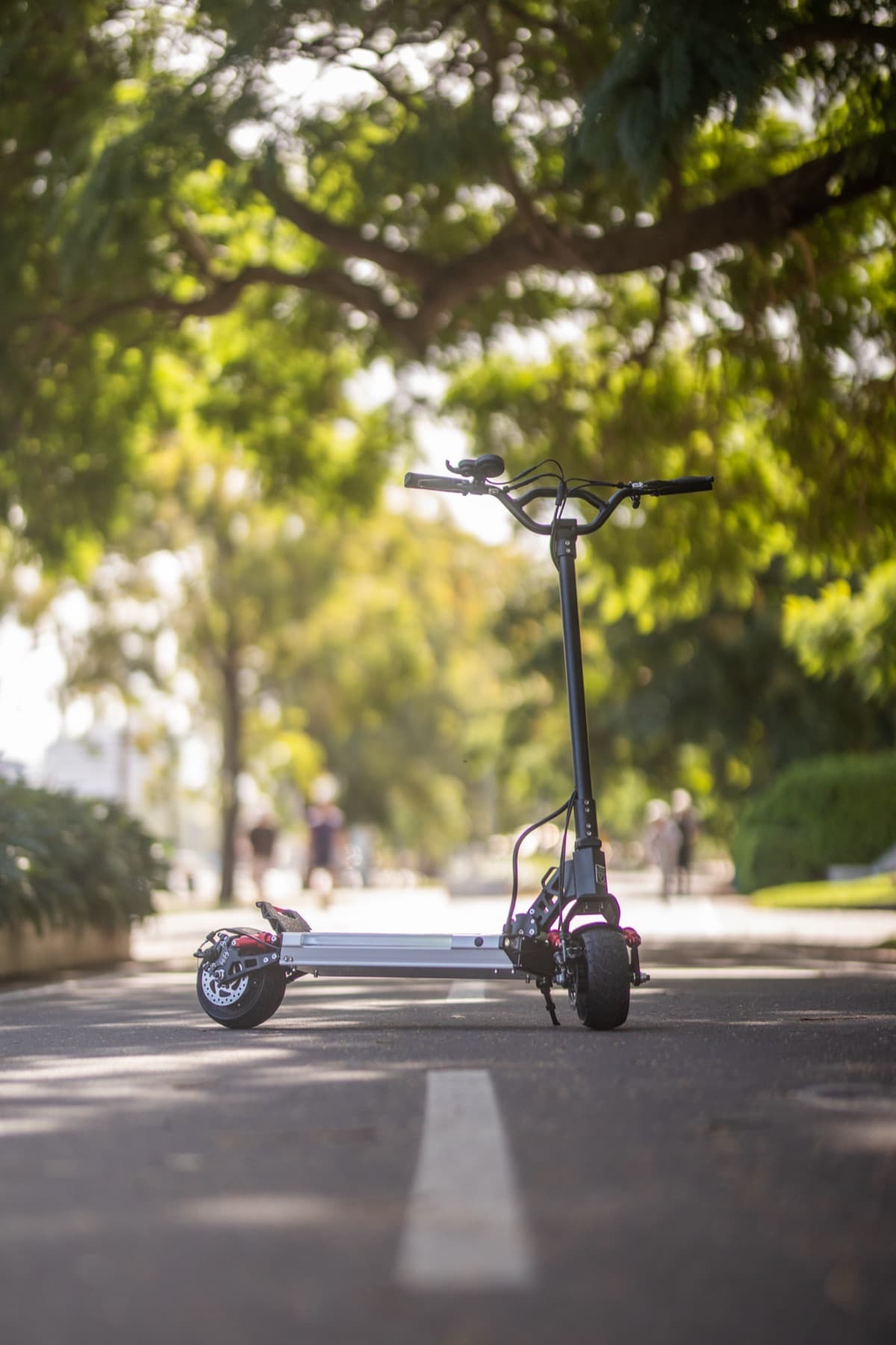 Técnico reparando patinete eléctrico Xiaomi a domicilio en Tenerife